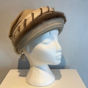 Vintage Women’s Leather Hat w/ Fur Trim Beige Winter Cap medium